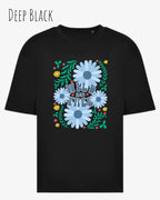 Die Abbildung zeigt ein oversized heavyweight design-t-shirt in der farbe deep black und mit dem motiv wild and free.