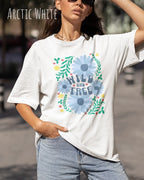 frau trägt ein oversized heavyweight design-t-shirt in der farbe arctic white und mit dem motiv wild and free.