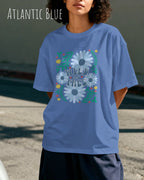 junge  frau trägt ein oversized heavyweight design-t-shirt in der farbe atlantic blue und mit dem motiv wild and free.