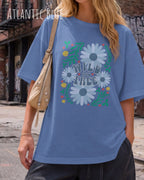 blonde frau trägt ein oversized heavyweight design-t-shirt in der farbe atlantic blue und mit dem motiv wild and free.