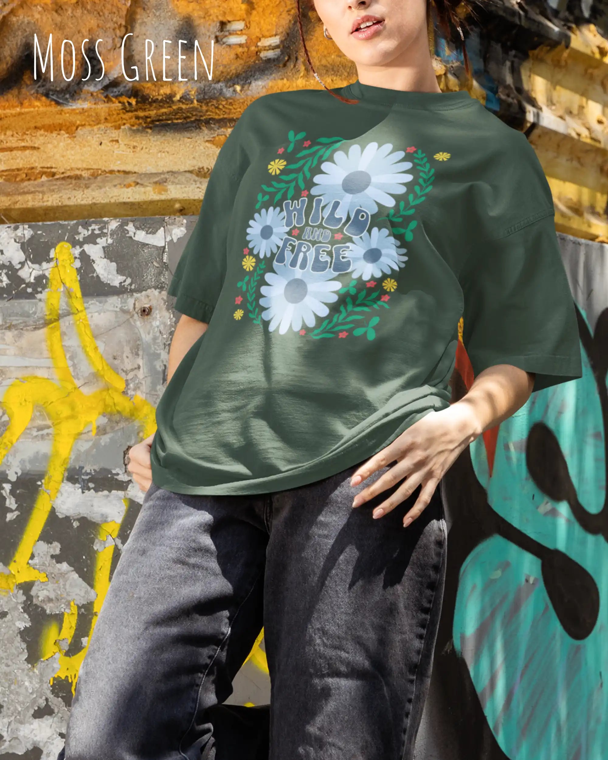 junge frau trägt ein oversized heavyweight design-t-shirt in der farbe moss green und mit dem motiv wild and free.