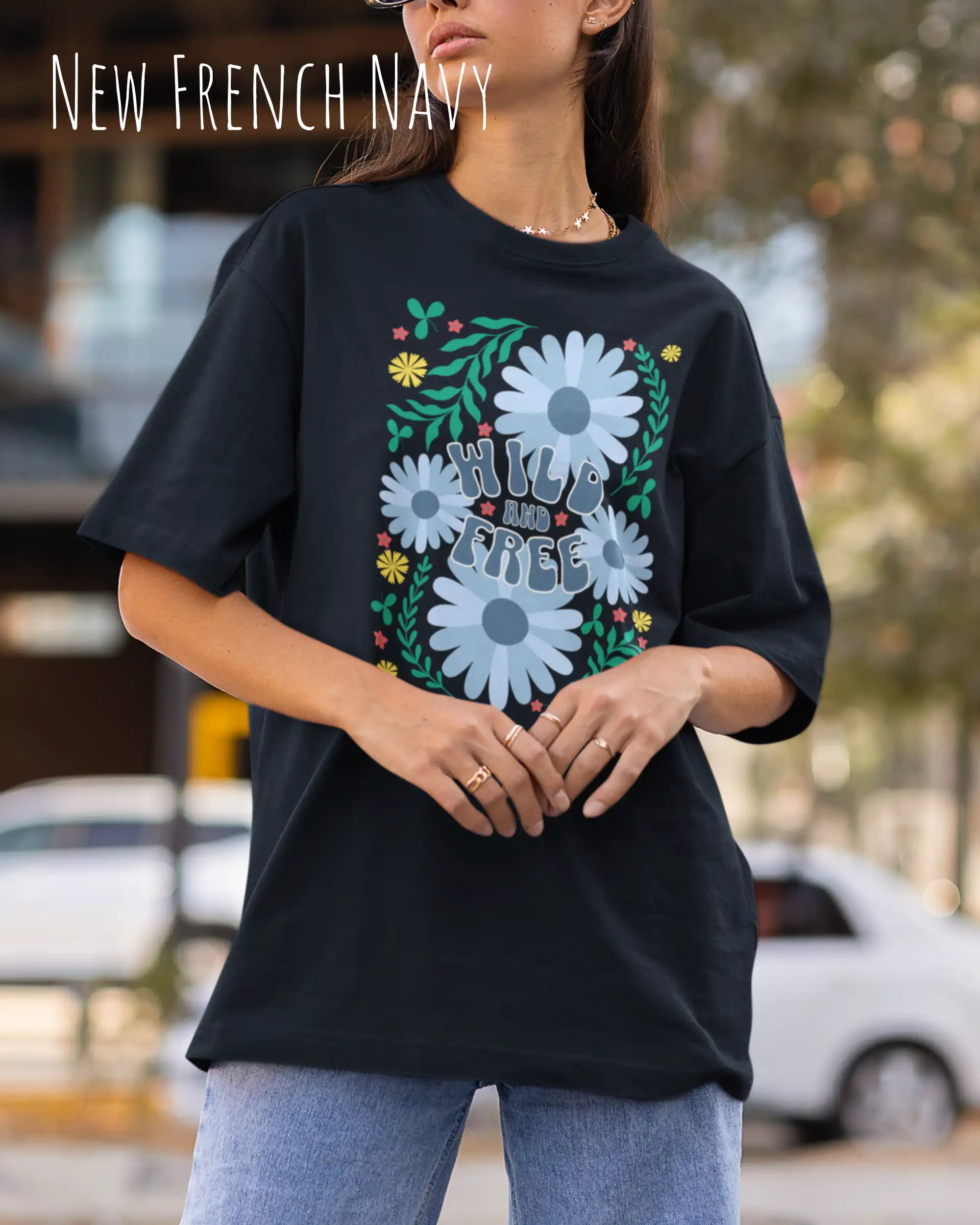 frau trägt ein oversized heavyweight design-t-shirt in der farbe new french navy und mit dem motiv wild and free.