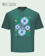 Die Abbildung zeigt ein oversized heavyweight design-t-shirt in der farbe mossgreen und mit dem motiv wild and free.