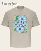 Die Abbildung zeigt ein oversized heavyweight design-t-shirt in der farbe natural stone und mit dem motiv wild and free.
