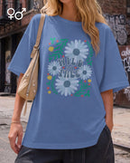 frau trägt ein oversized heavyweight design-t-shirt in der farbe atlantic blue und mit dem motiv wild and free.