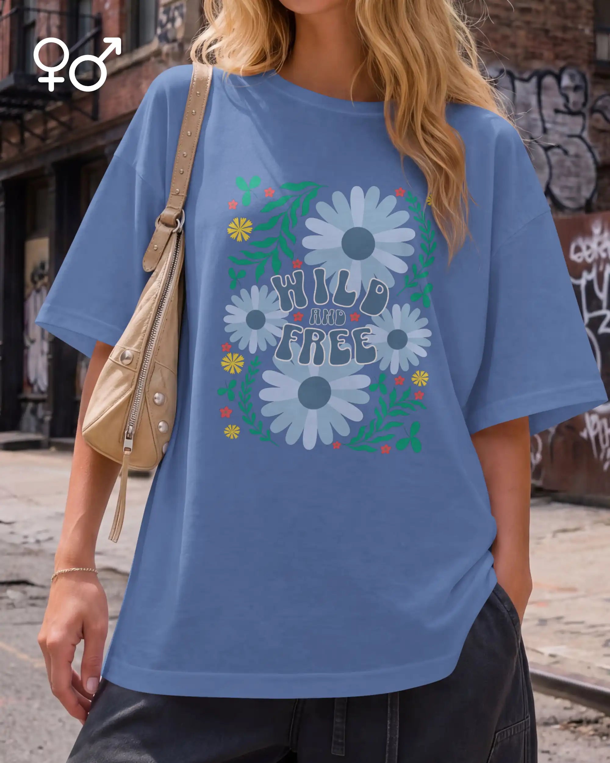 frau trägt ein oversized heavyweight design-t-shirt in der farbe atlantic blue und mit dem motiv wild and free.