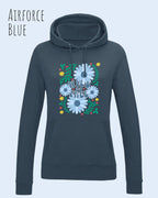 DAS BILD ZEIGT den woman  basic hoodie JH001F von awdis in AIRFORCE BLUE mit dem STATEMENT Design WILD AND FREE.