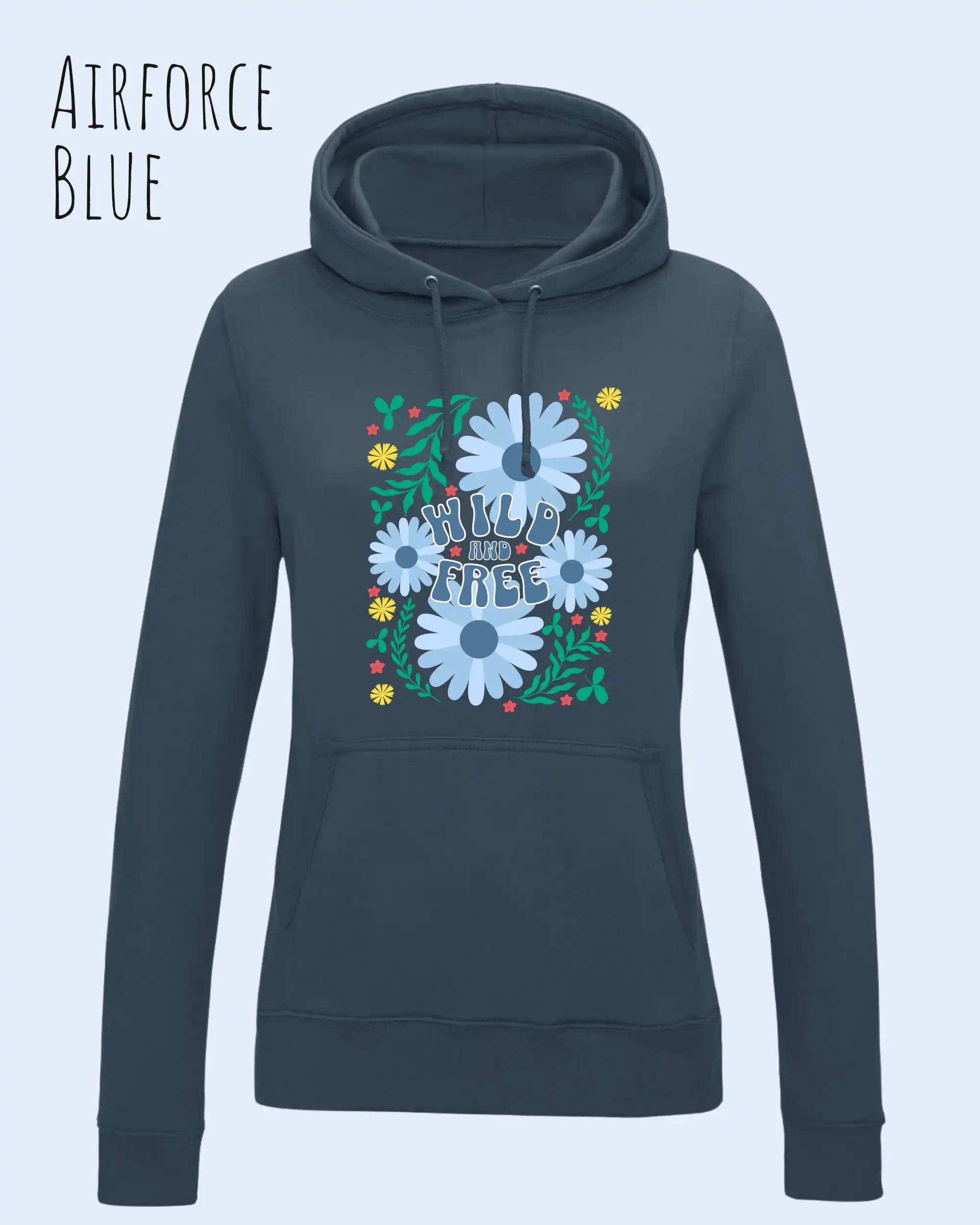 DAS BILD ZEIGT den woman  basic hoodie JH001F von awdis in AIRFORCE BLUE mit dem STATEMENT Design WILD AND FREE.