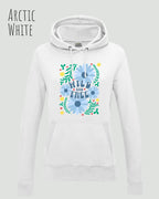 DAS BILD ZEIGT den woman  basic hoodie JH001F von awdis in ARCTIC WHITE mit dem STATEMENT Design WILD AND FREE.