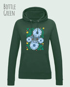 DAS BILD ZEIGT den woman  basic hoodie JH001F von awdis in BOTTLE GREEN mit dem STATEMENT Design WILD AND FREE.