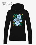 DAS BILD ZEIGT den woman  basic hoodie JH001F von awdis in DEEP BLACK mit dem STATEMENT Design WILD AND FREE.