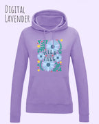 DAS BILD ZEIGT den woman  basic hoodie JH001F von awdis in digital lavender mit dem STATEMENT Design WILD AND FREE.