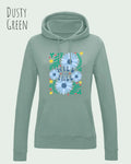 DAS BILD ZEIGT den woman  basic hoodie JH001F von awdis in DUSTY GREEN mit dem STATEMENT Design WILD AND FREE.