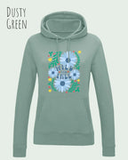 DAS BILD ZEIGT den woman  basic hoodie JH001F von awdis in DUSTY GREEN mit dem STATEMENT Design WILD AND FREE.