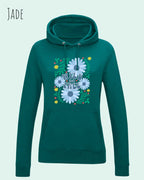 DAS BILD ZEIGT den woman  basic hoodie JH001F von awdis in JADE mit dem STATEMENT Design WILD AND FREE.
