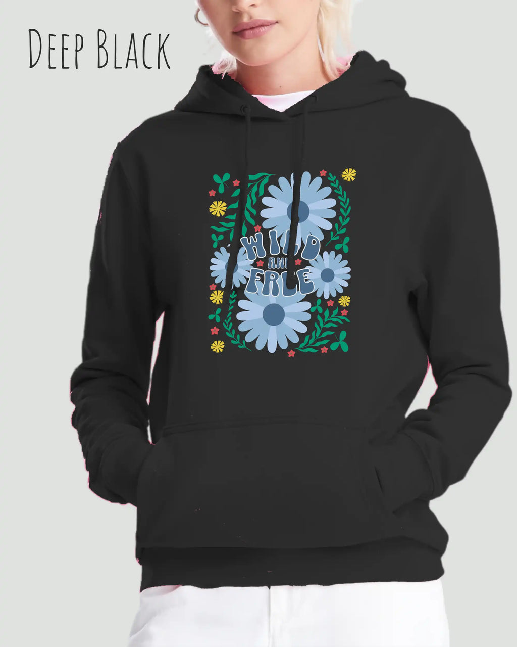 BLONDE FRAU TRÄGT einen damen design hoodie in der Farbe DEEP BLACK mit dem STATEMENT  WILD AND FREE.
