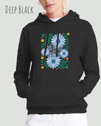 BLONDE FRAU TRÄGT einen damen design hoodie in der Farbe DEEP BLACK mit dem STATEMENT  WILD AND FREE.