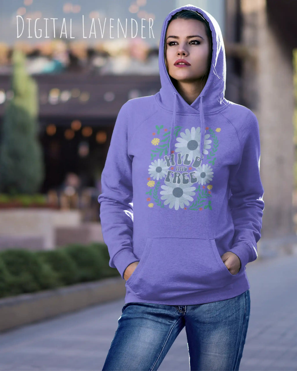 EINE FRAU TRÄGT einen damen design hoodie in der Farbe DIGITAL LAVENDER mit dem STATEMENT  WILD AND FREE.