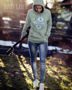 RAU TRÄGT einen damen design hoodie in der Farbe DUSTY GREEN mit dem STATEMENT  WILD AND FREE.