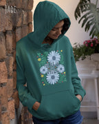 FRAU TRÄGT einen damen design hoodie in der Farbe JADE mit dem STATEMENT  WILD AND FREE.