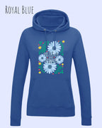 DAS BILD ZEIGT den woman  basic hoodie JH001F von awdis in ROYAL BLUE mit dem STATEMENT Design WILD AND FREE.
