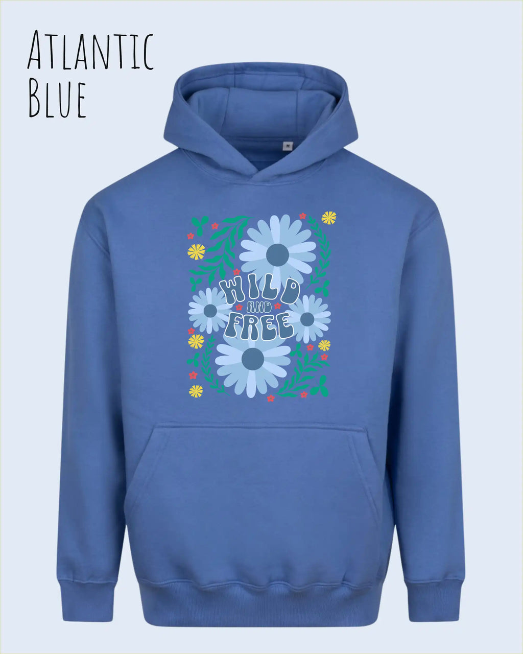 DAS BILD ZEIGT den unisex Oversized Design-Hoodie JH111 von awdis in der Farbe atlantic blue mit dem STATEMENT Design WILD AND FREE.