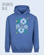 DAS BILD ZEIGT den unisex Oversized Design-Hoodie JH111 von awdis in der Farbe atlantic blue mit dem STATEMENT Design WILD AND FREE.