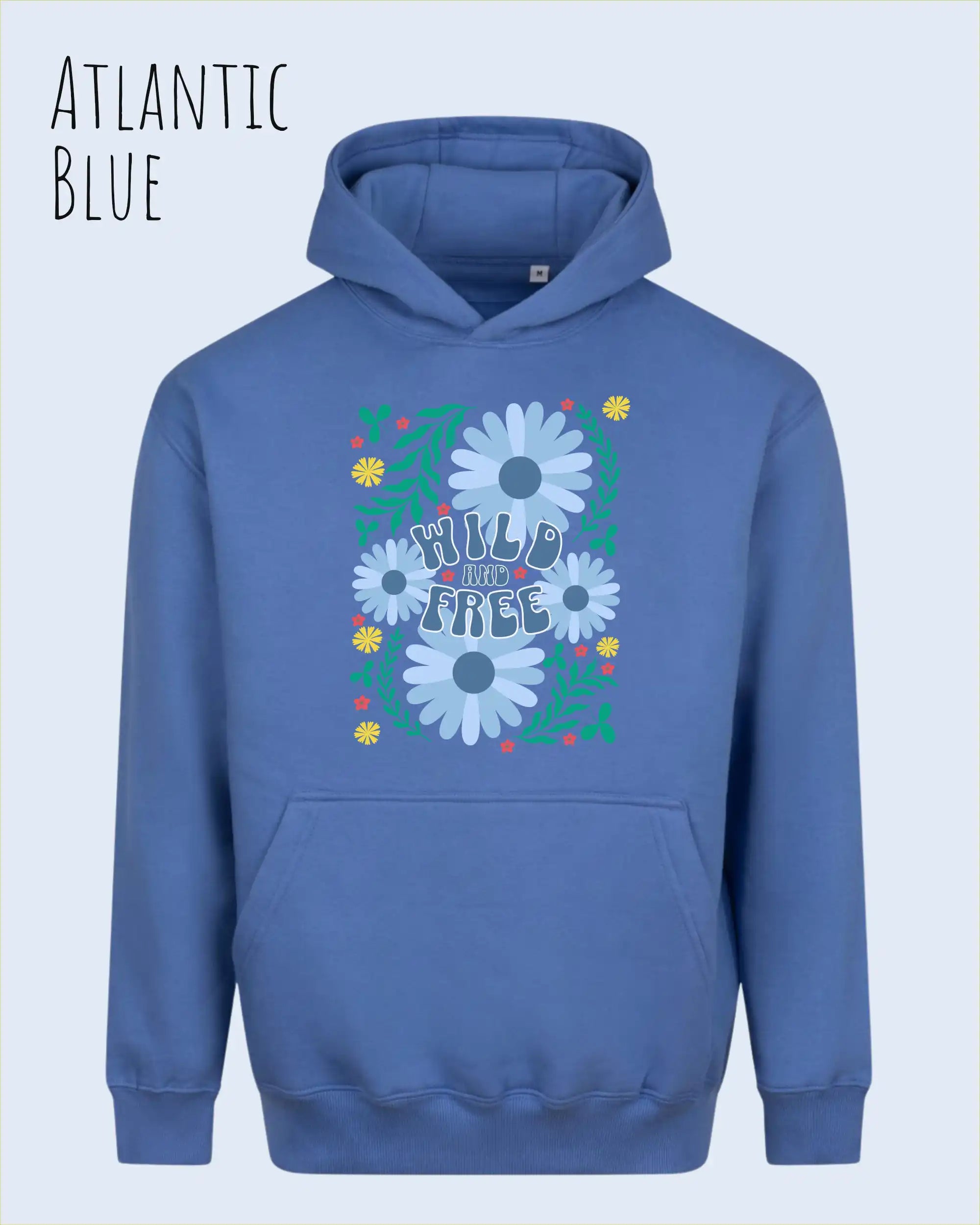 DAS BILD ZEIGT den unisex Oversized Design-Hoodie JH111 von awdis in der Farbe atlantic blue mit dem STATEMENT Design WILD AND FREE.
