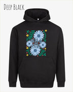 DAS BILD ZEIGT den unisex Oversized Design-Hoodie JH111 von awdis in der Farbe deep black mit dem STATEMENT Design WILD AND FREE.