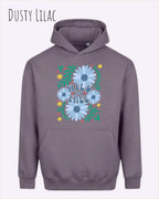 DAS BILD ZEIGT den unisex Oversized Design-Hoodie JH111 von awdis in der Farbe dusty lilacmit dem STATEMENT Design WILD AND FREE.
