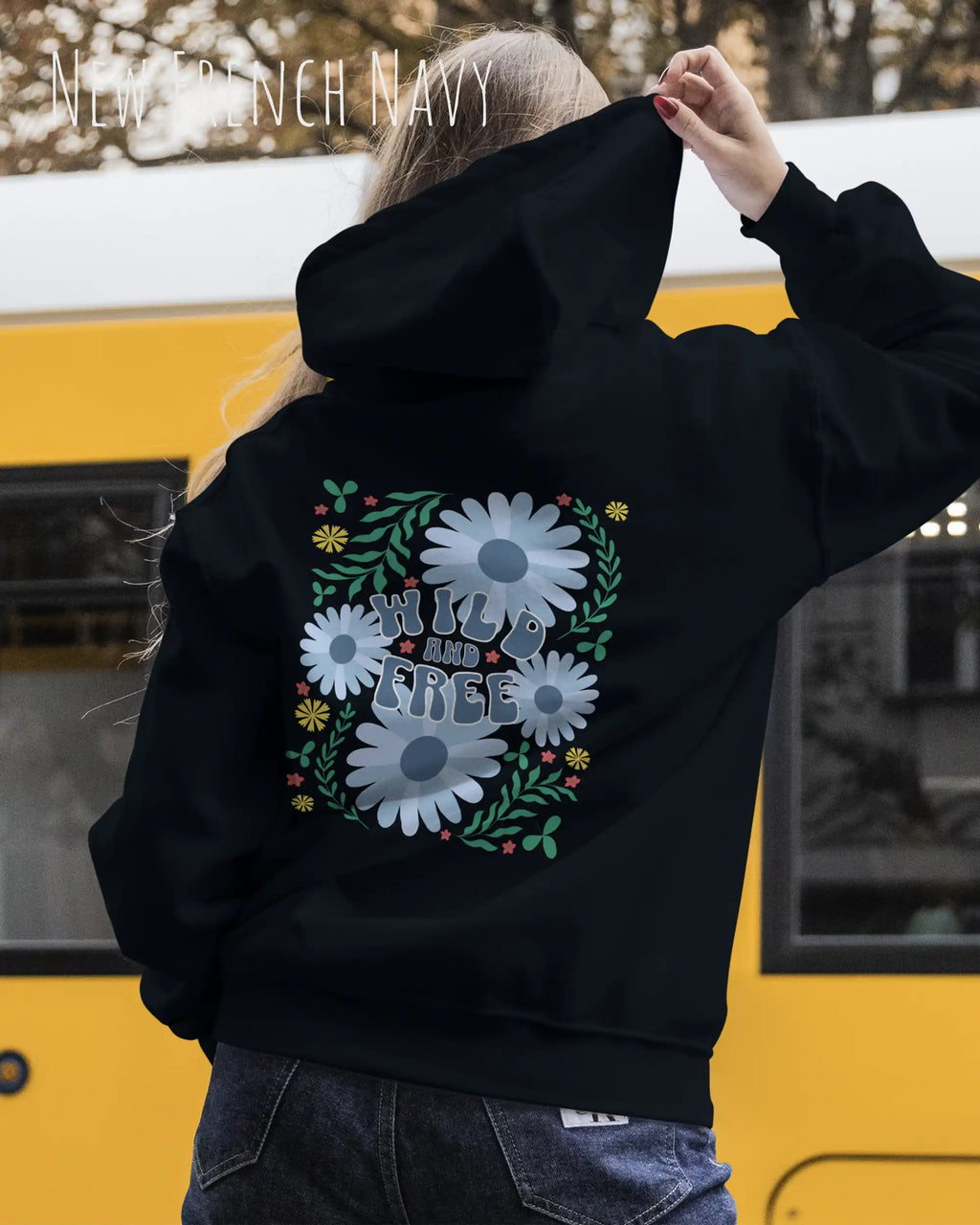 Eine Frau trägt einen Oversized Design-Hoodie in new French navy mit dem Backprint-Statement wild and free,