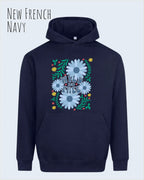 DAS BILD ZEIGT den unisex Oversized Design-Hoodie JH111 von awdis in der Farbe new French nanvy mit dem STATEMENT Design WILD AND FREE.