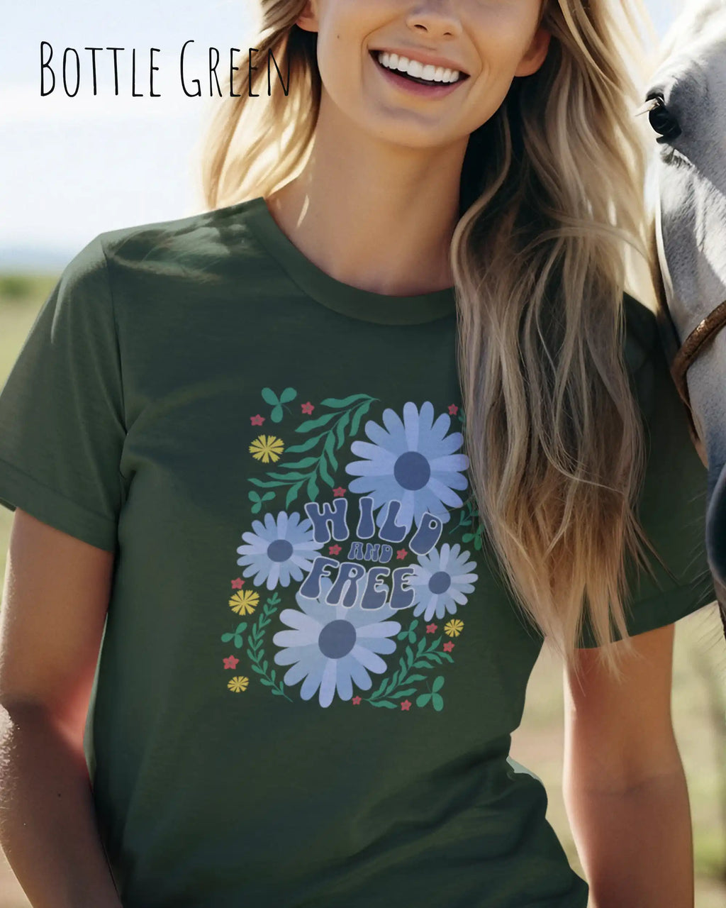 eine frau  trägt ein feminines Basic Design-T‑Shirt  in der farbe bottle green mit dem motiv WILD AND FREE.