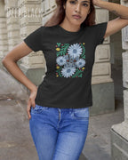 Junge frau beim klettern trägt ein feminines Basic Design-T‑Shirt  in der farbe deep black mit dem motiv WILD AND FREE.
