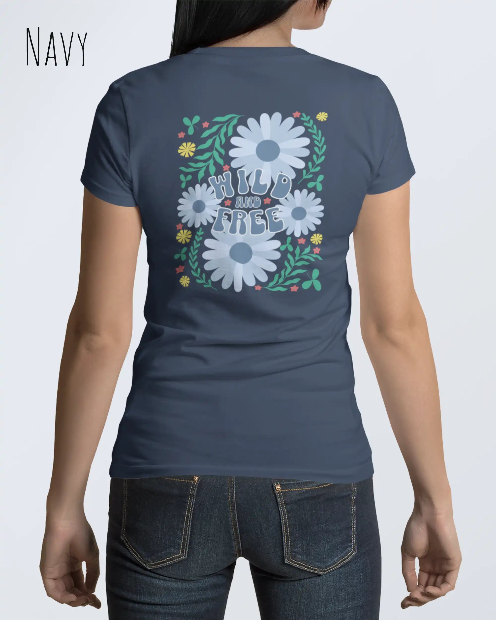 Junge frau trägt ein feminines Basic Design-T‑Shirt  in der farbe navy mit dem backprint WILD AND FREE.