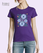 eine frau  trägt ein feminines Basic Design-T‑Shirt  in der farbe purple mit dem motiv WILD AND FREE.