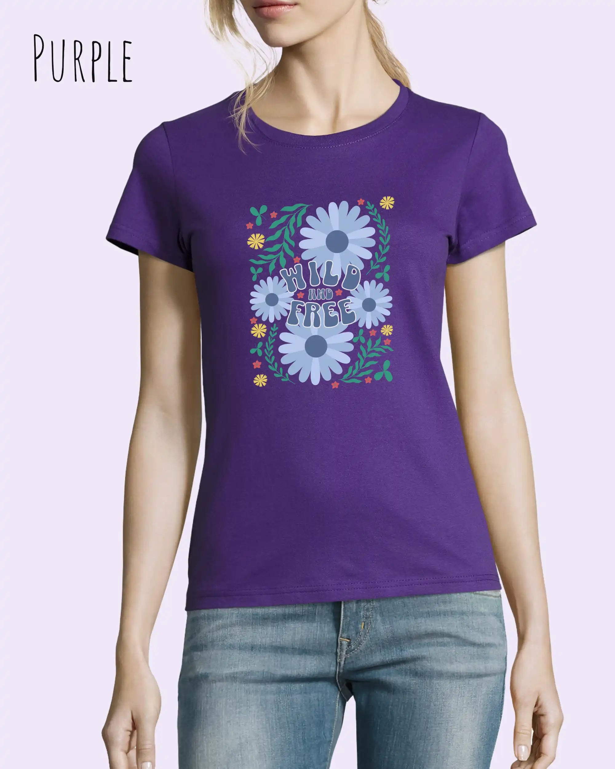 eine frau  trägt ein feminines Basic Design-T‑Shirt  in der farbe purple mit dem motiv WILD AND FREE.