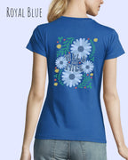 eine frau  trägt ein feminines Basic Design-T‑Shirt  in der farbe royal blue mit dem backprint WILD AND FREE.