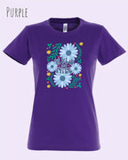 Das Bild zeigt das feminine Basic Design-T‑Shirt SOL’S Imperial Women 11502 in der farbe purple mit dem motiv WILD AND FREE.