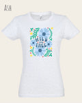 Das Bild zeigt das feminine Basic Design-T‑Shirt SOL’S Imperial Women 11502 in der farbe ash mit dem motiv WILD AND FREE.