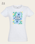 Das Bild zeigt das feminine Basic Design-T‑Shirt SOL’S Imperial Women 11502 in der farbe ash mit dem motiv WILD AND FREE.