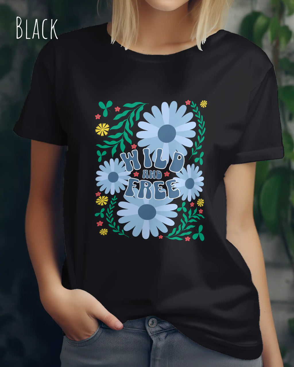 frau trägt ein design-t-shirt in der farbe black mit dem motiv wild and free im modernisierten boho-style.