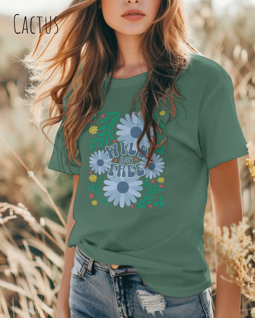 junge au trägt ein design-t-shirt in der farbe cactus mit dem motiv wild and free im modernisierten boho-style.