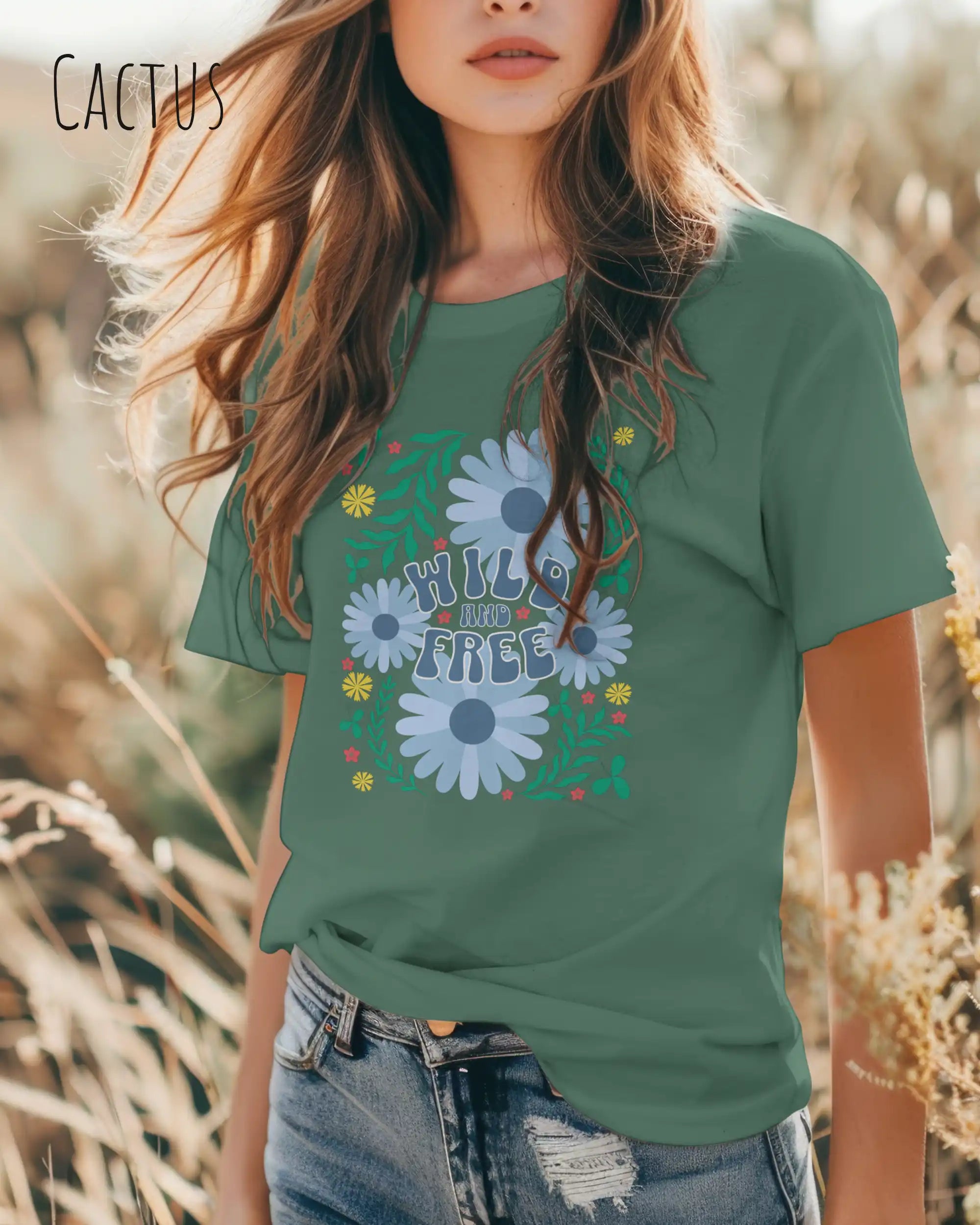 junge au trägt ein design-t-shirt in der farbe cactus mit dem motiv wild and free im modernisierten boho-style.