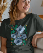 frau trägt ein design-t-shirt in der farbe dark green mit dem motiv wild and free im modernisierten boho-style.