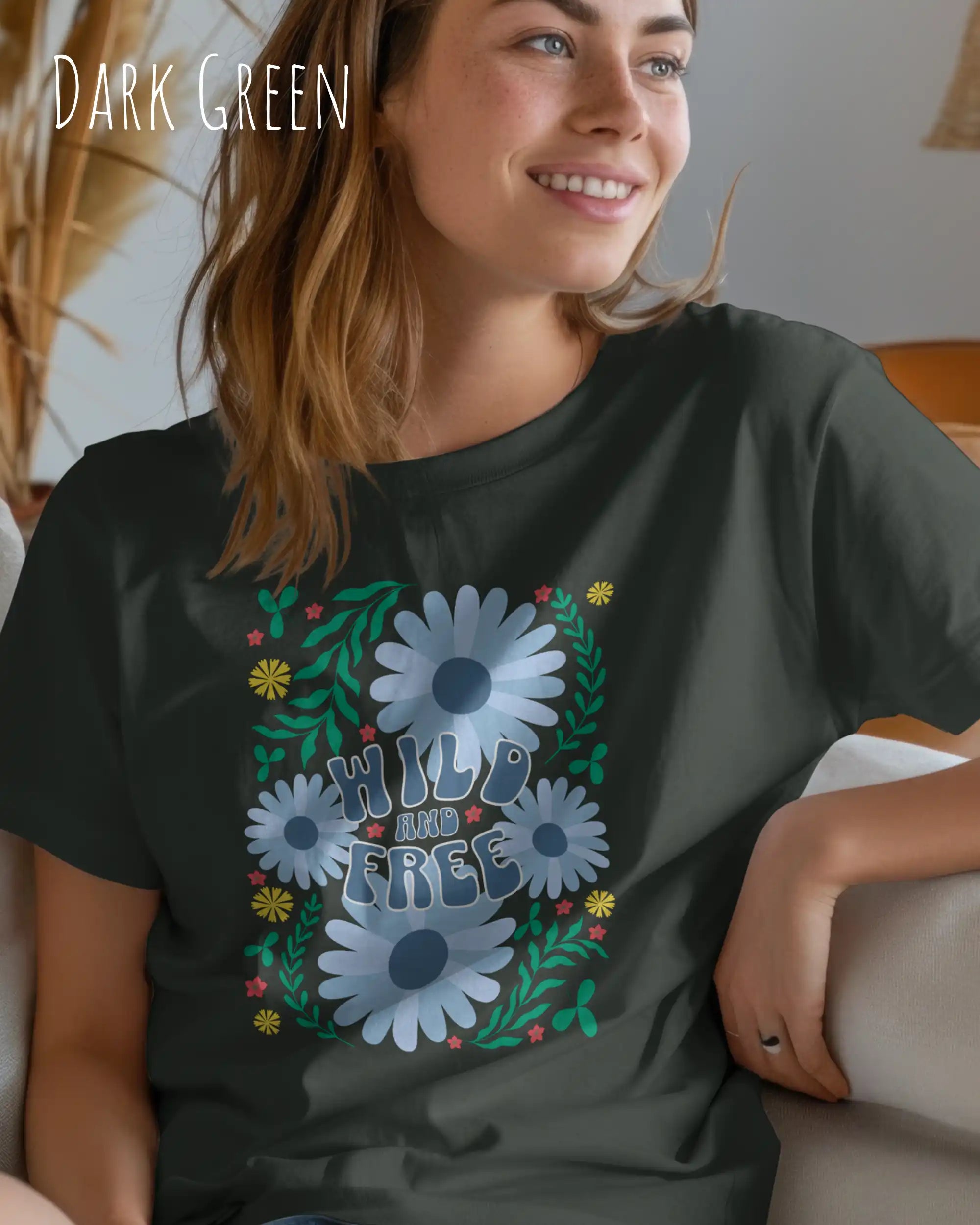 frau trägt ein design-t-shirt in der farbe dark green mit dem motiv wild and free im modernisierten boho-style.