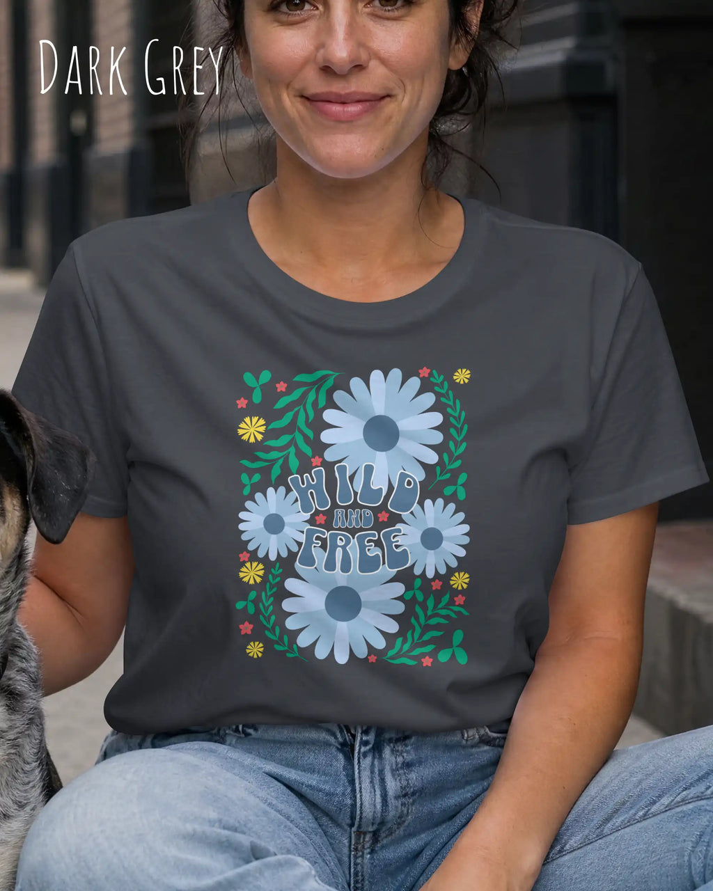 frau trägt ein design-t-shirt in der farbe dark grey mit dem motiv wild and free im modernisierten boho-style.