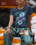 frau trägt ein design-t-shirt in der farbe navy mit dem motiv wild and free im modernisierten boho-style.