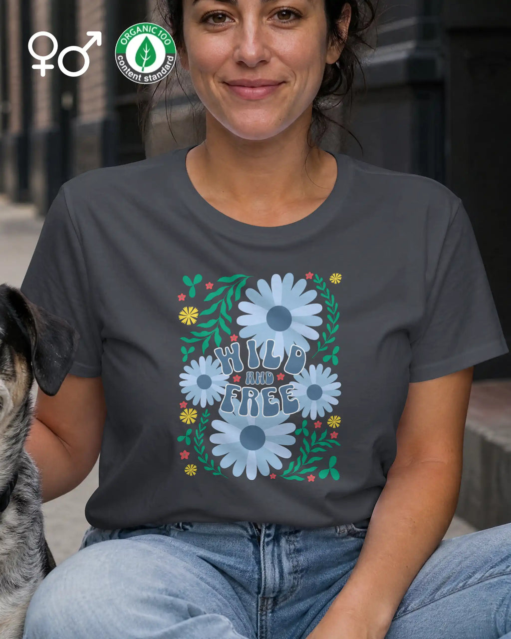 frau trägt ein nachhaltiges design-t-shirt in der farbe dark grey mit dem motiv wild and free im modernisierten boho-style.