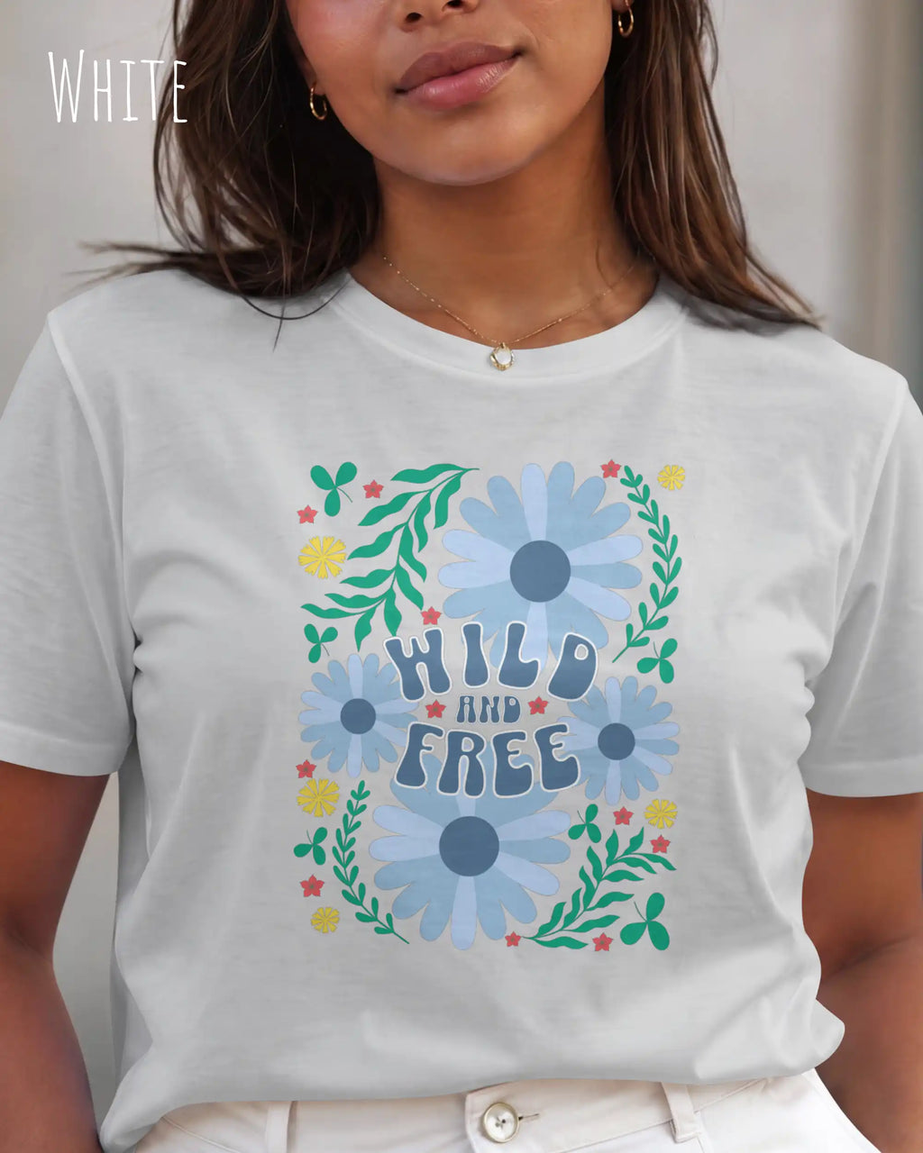 frau trägt ein design-t-shirt in der farbe white mit dem motiv wild and free im modernisierten boho-style.